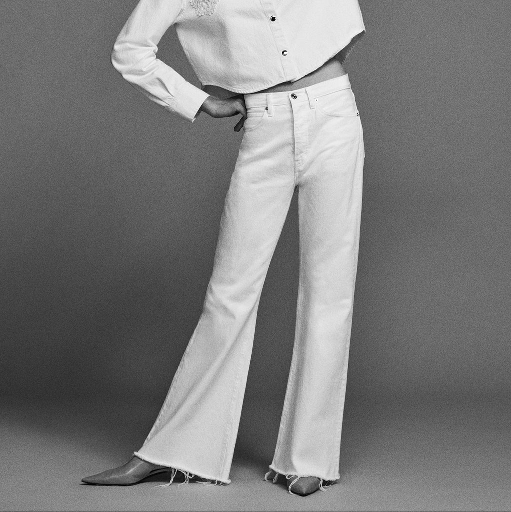 The Lax Jean in White Raw Fray from FRAME.



For the laid-back LA girl in us all, this white jean sits just above the hip and breaks into a relaxed, wide-leg flare. The spacious fit is defined by rigid denim for structure and a raw, frayed hem for an authentic vintage feel.



High Rise Fit
Machine Wash Cold
100% Cotton
11" Front Rise/32.5" Inseam/25.5" Leg Opening&nbsp;